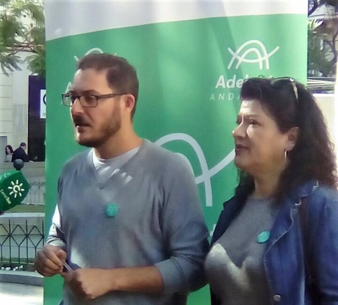 A la izquierda, el aspirante de Adelante Andalucía al Parlamento Diego Crespo
