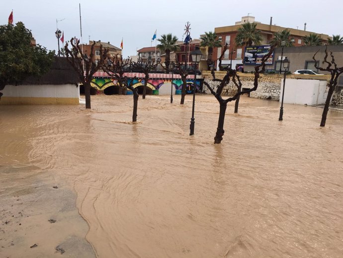 Calle anegada por las inundaciones en Los Alcázares