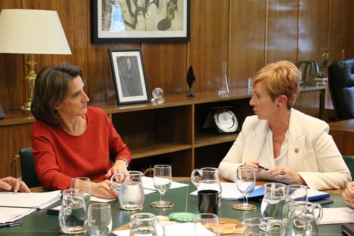 La ministra Teresa Ribera y la consejera vasca Arantxa Tapia
