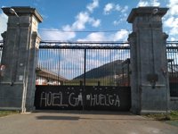 Los trabajadores de El Dueso mantienen bloqueados los accesos al penal
