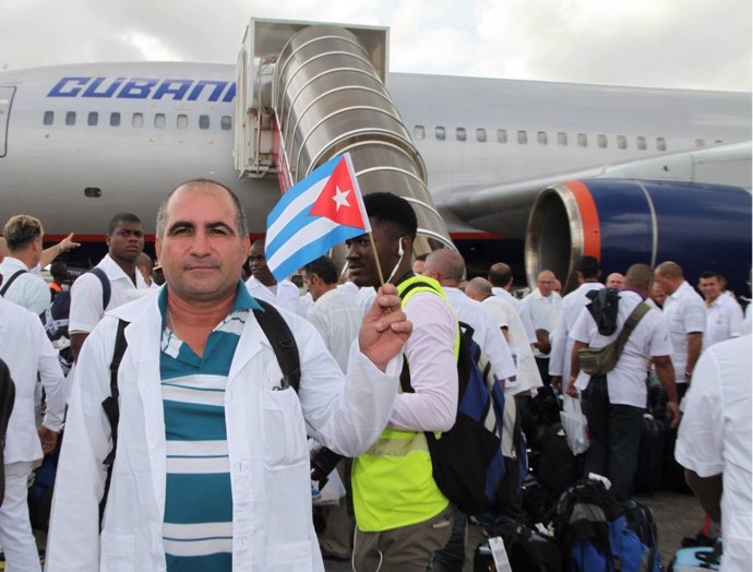 Médicos cubanos en Sierra Leona para luchar contra el ébola
