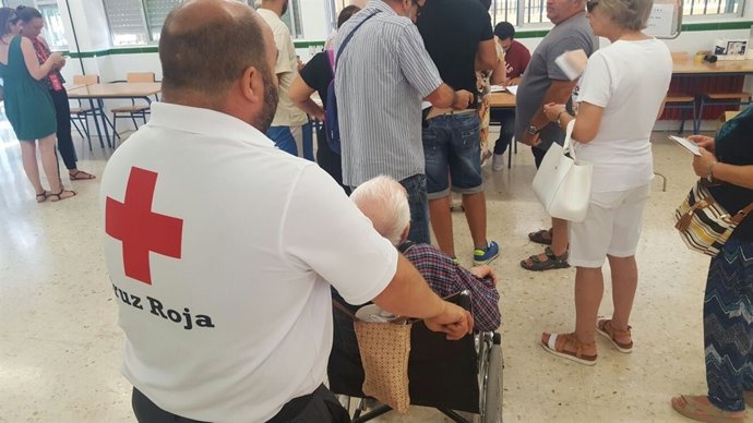 Cruz Roja facilita el voto a personas con problemas de movilidad