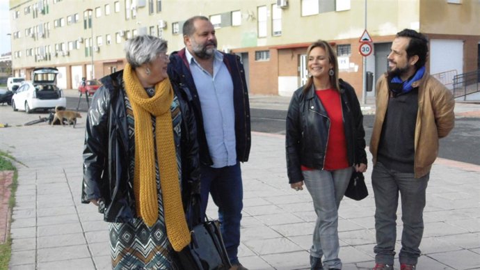 Los candidatos de Adelante Andalucía, María de Gracia González y Rafael Sánchez.