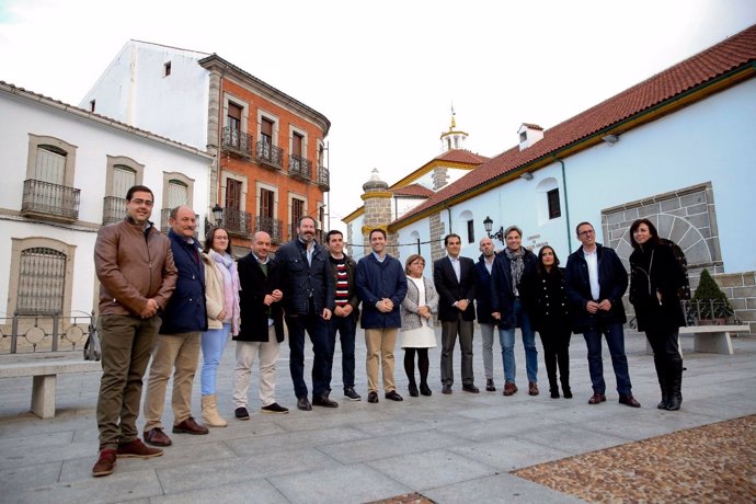 Teodoro García Egea con representantes del PP en Villanueva de Córdoba
