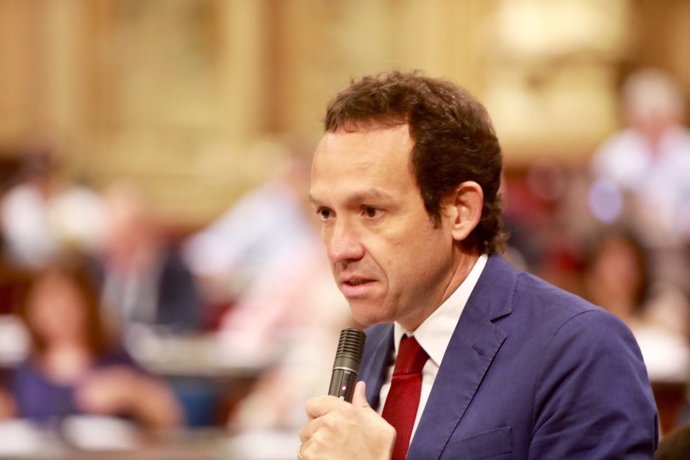 Marc Pons en el pleno del Parlament