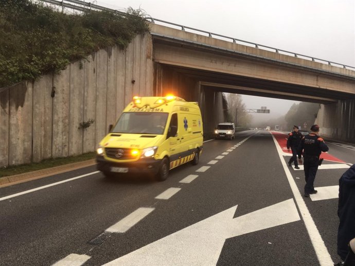 Una ambulància trasllada ferits del tren descarrilat a Vacarisses (Barcelona)