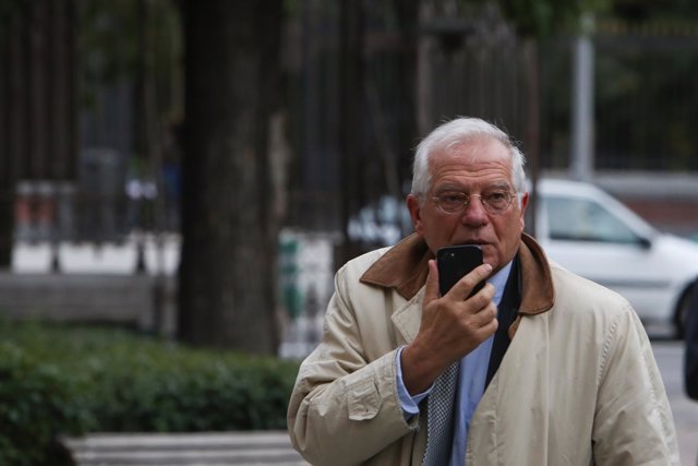 El ministro Josep Borrell participa junto al expresidente Felipe González en un 
