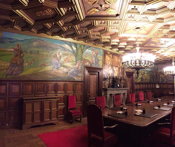 Salón de sesiones del Gobierno tras la adaptación del escudo a la normativa