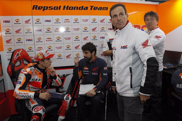 Alberto Puig en el box del Repsol Honda junto a Márquez  y Santi Hernández