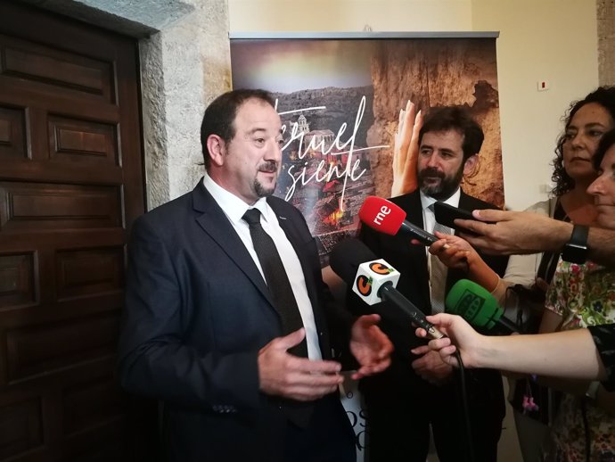 El presidente de la DPT, Ramón Millán, atendiendo a los medios de comunicación