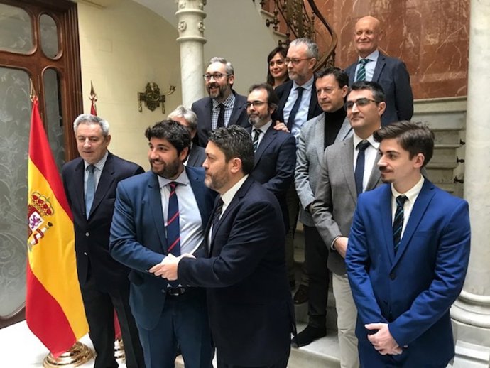 Fernando López Miras y Miguel Sánchez se estrechan la mano