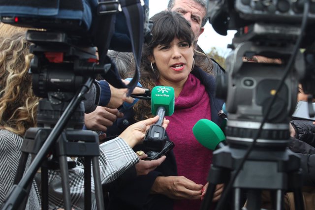 Teresa Rodríguez atiende a los periodistas en un acto electoral en Sevilla