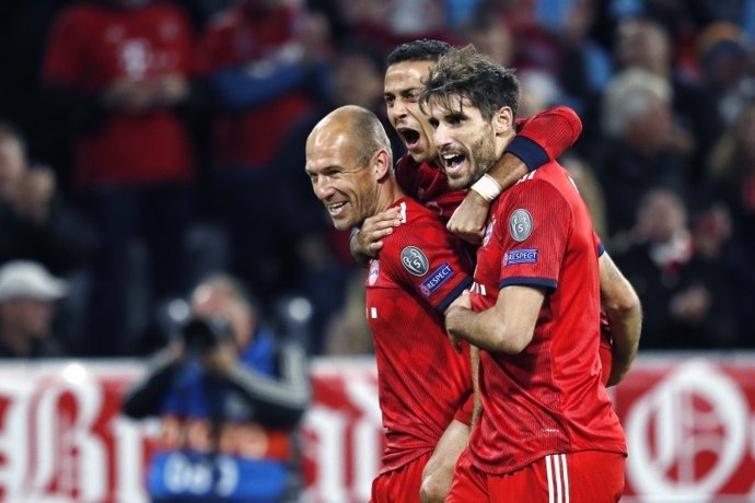 Robben, Thiago y Javi Martínez celebran un gol con el Bayern