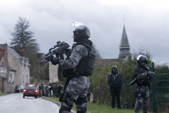 La policía de Francia busca a los terroristas 