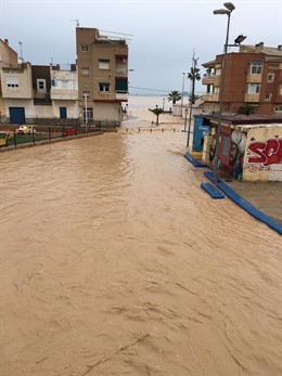 Imagen de una calle anegada por las lluvias en Los Alcázares