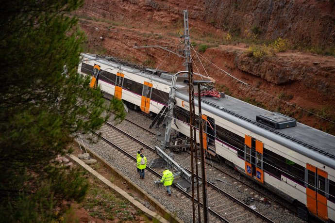 Descarrilamiento de un tren por un desprendimiento en Vacarisses (Barcelona)