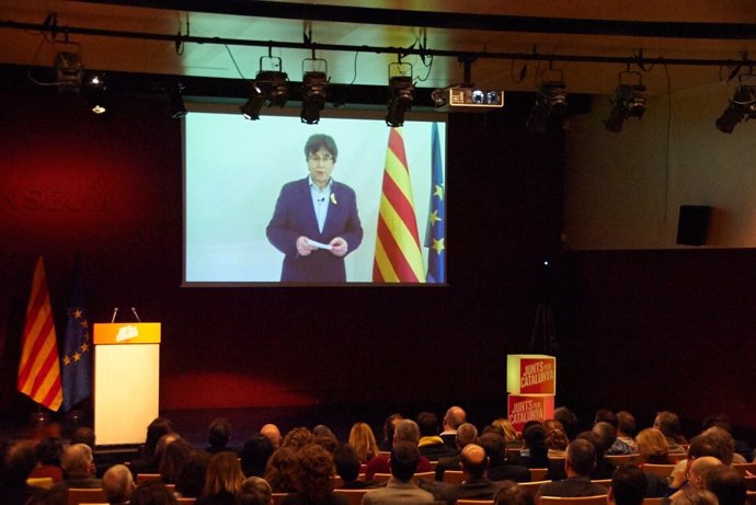 Intervención de Carles Puigdemont en una reunión de JxCat (Archivo)
