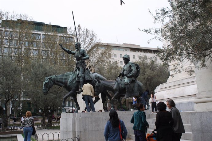 Don Quijote y Sancho Panza en la plaza de España de Madrid