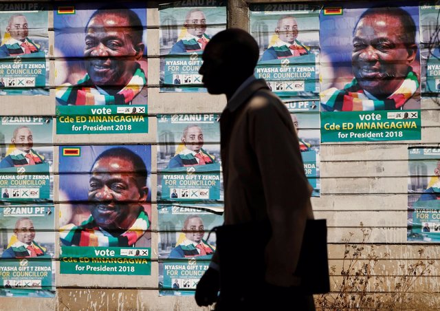 Carteles electorales del ZANU-PF de Mnangagwa antes de elecciones en Zimbabue