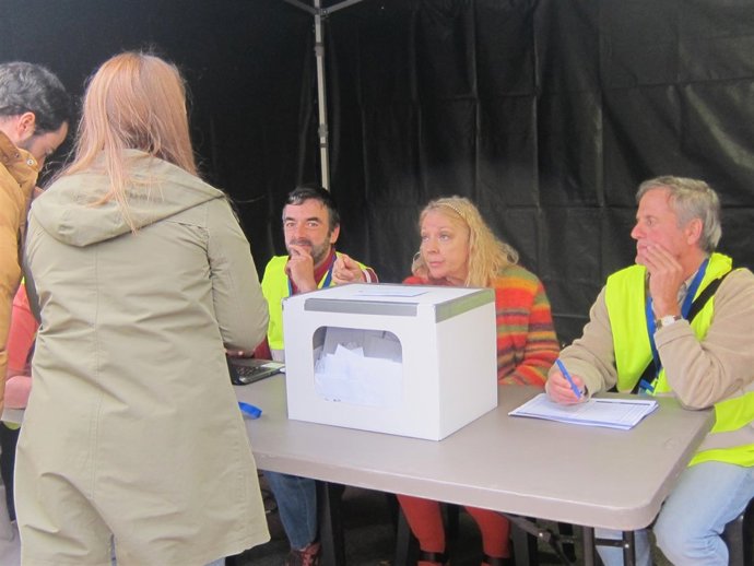 Urna de la consulta de Gure Esku Dago en San Sebastián.