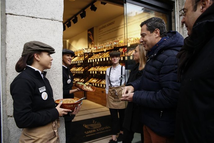 Juanma Moreno se pasea por Granada