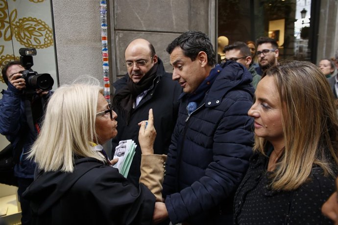 Juanma Moreno, en un paseo electoral en Granada