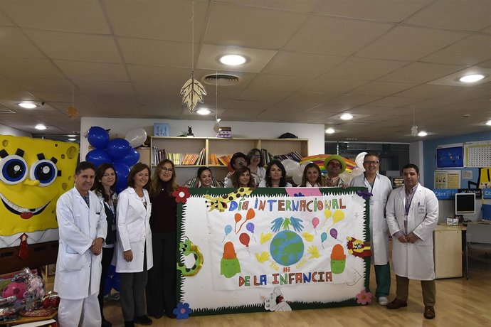 Autoridades y profesionales sanitarios celebran el Día Universal de la Infancia