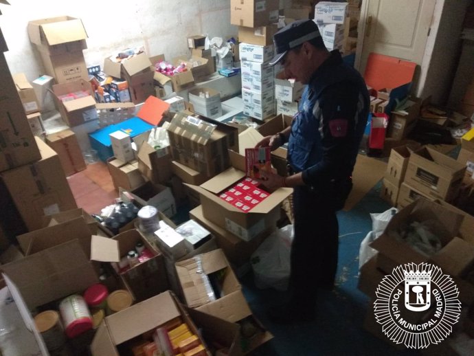 Agente de Policía Municipal de Madrid con cajas de los productos requisados