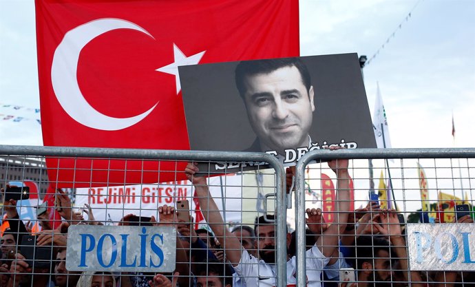 Acto en apoyo a Selahattin Demirtas en Estambul