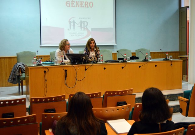 La UAL ha acogido una ponencia sobre la violencia de género en Almería.