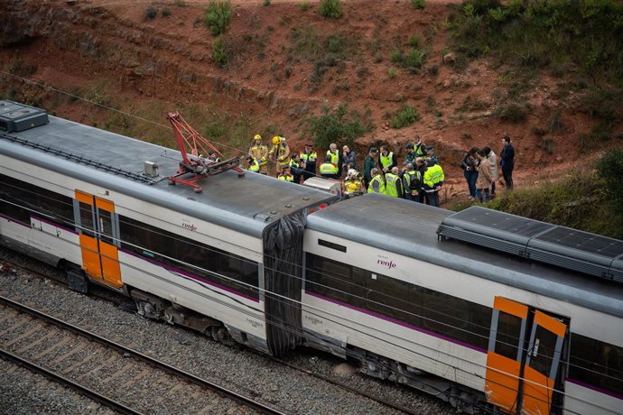 Descarrilamiento de un tren por un desprendimiento en Vacarisses (Barcelona)