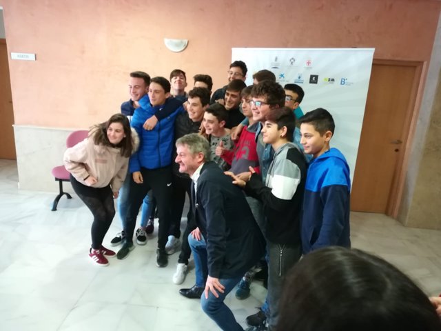 El actor Richard Collins Moore con alumnos del municipio de Vélez Rubio.