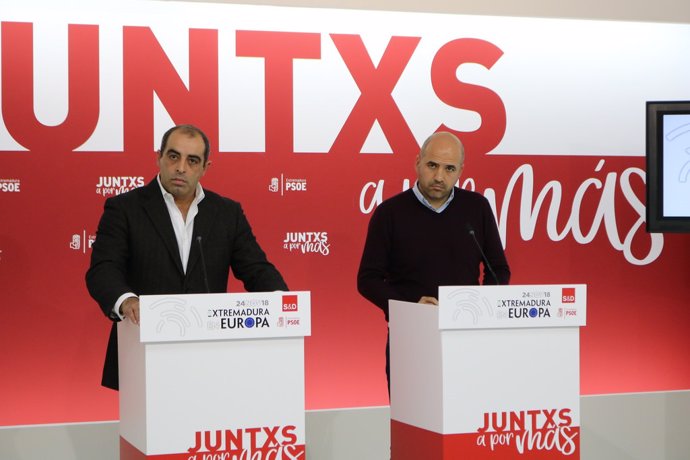 Ricardo Pinheiro y Juan Ramón Ferreira en rueda de prensa hoy en Mérida