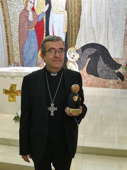 Luis Argüello, obispo auxiliar de Valladolid, con premio del centro hospitalario
