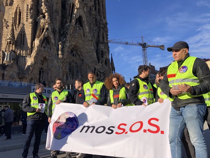 Mossos reparteixen fulletons davant la Sagrada Família per falta d'agents