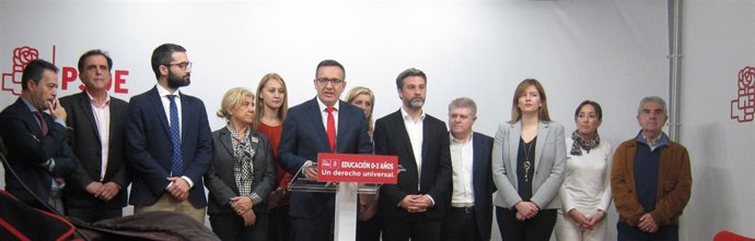 Diego Conesa en el centro de la imagen