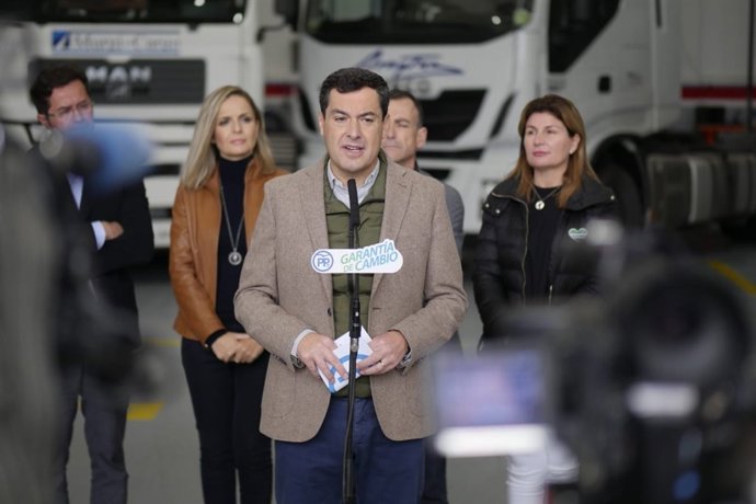Juanma Moreno atiende a los medios en un acto de campaña en El Ejido