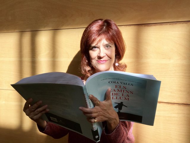 Coia Valls con un ejemplar en braille de su novela