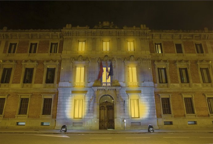 El Parlamento de Navarra iluminado de amarillo en el Día de Espina Bífida