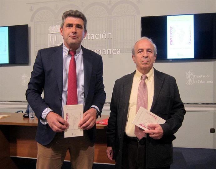 Julián Barrera (i) y Julio de Manueles (d) en la presentación del libro