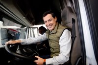 Juanma Moreno (PP-A) pide a Susana Díaz que "alce la voz" frente a Sánchez y defienda el sector del transporte