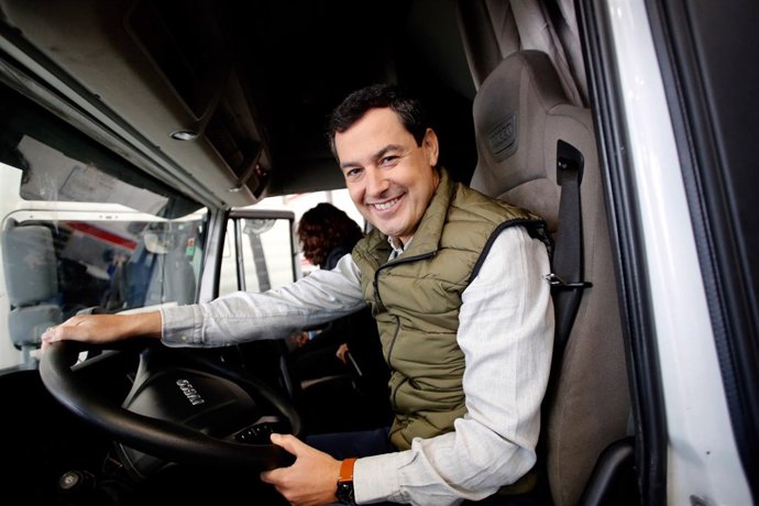 Juanma Moreno, en un acto electoral sobre transporte en El Ejido