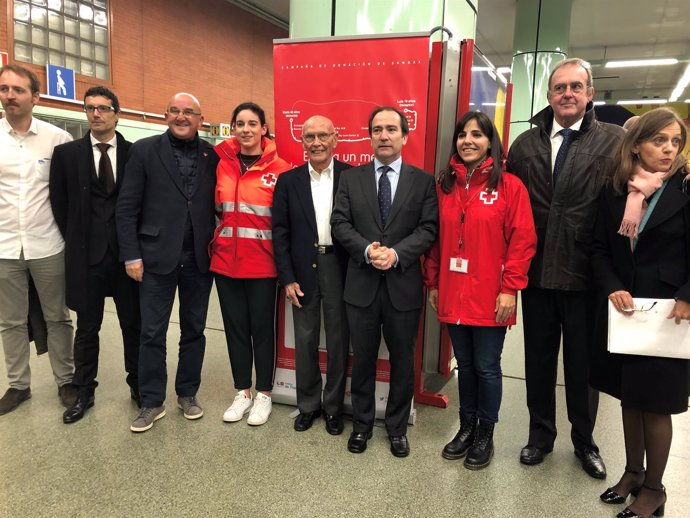 Borja Carabante con miembros de Cruz Roja en la estación de Ciudad Universitaria
