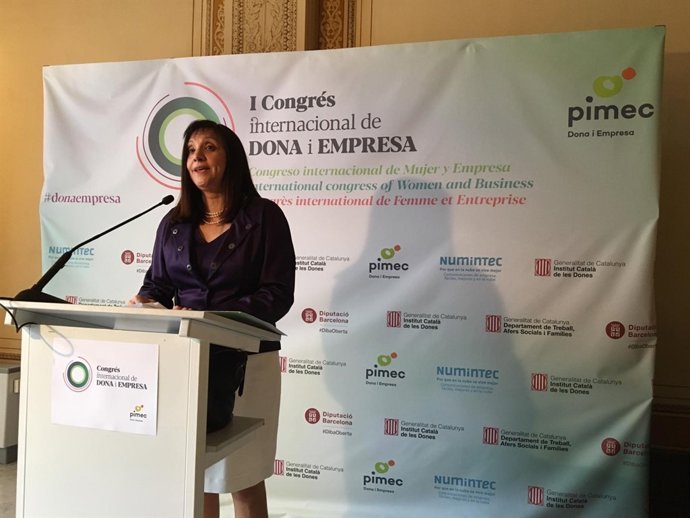 La presidenta de la Comissió Dona i Empresa, Iolanda Piedra, en roda de premsa