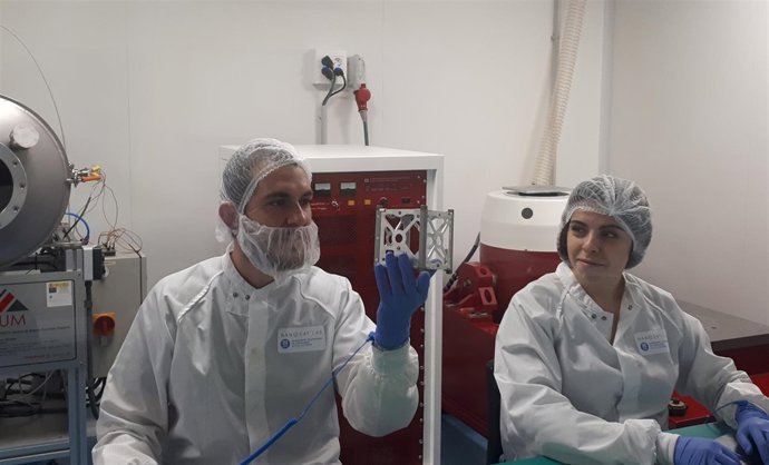 Sala blanca del NanoSat Lab de la UPC