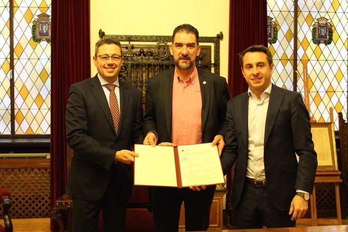 Alcalá firma un convenio para urbanizar el sector 117 y los accesos colindantes