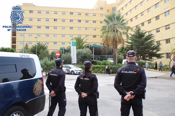 Agentes de Policía Nacional frente al Hospital Torrecárdenas