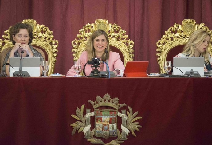 La presidenta de la Diputación de Cádiz, Irene García, preside un Pleno