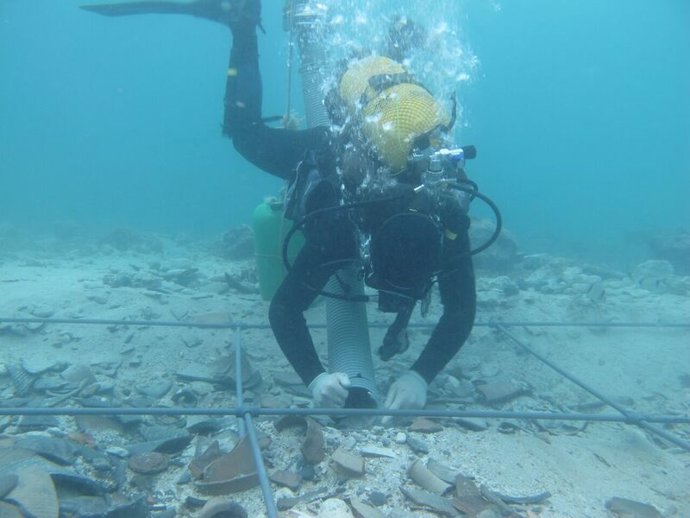 Excavaciones subacuáticas permiten recuperar restos cerámicos del siglo II a.C.