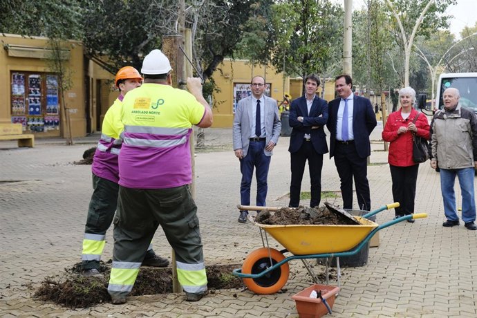 Guevara y Cabrera asisten a la plantación en la Alameda de Hércules